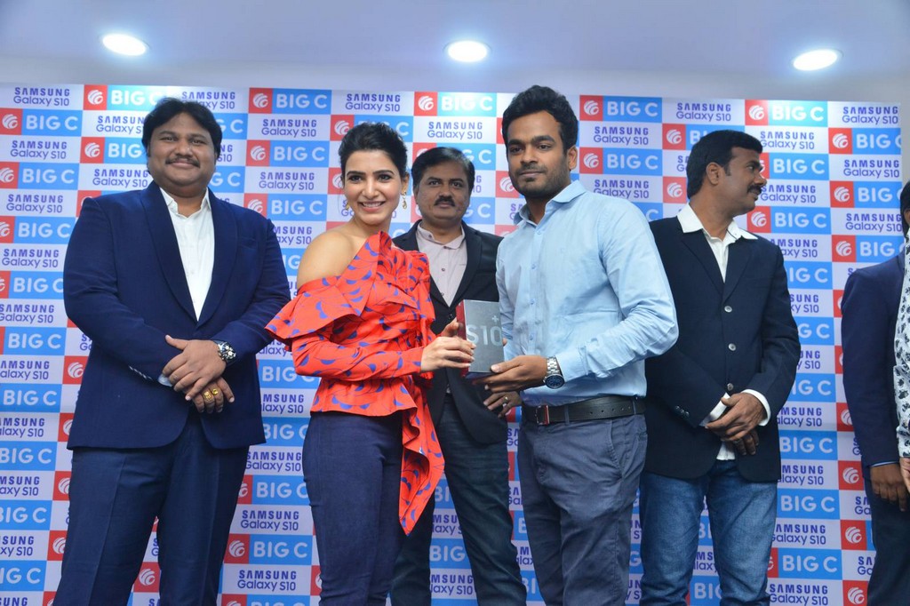 Samantha Launches Samsung S10e Mobile at Big C